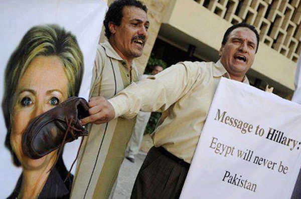 گزارش تصویری استقبال مصری‌ها از کلینتون با پرتاب کفش و گوجه
